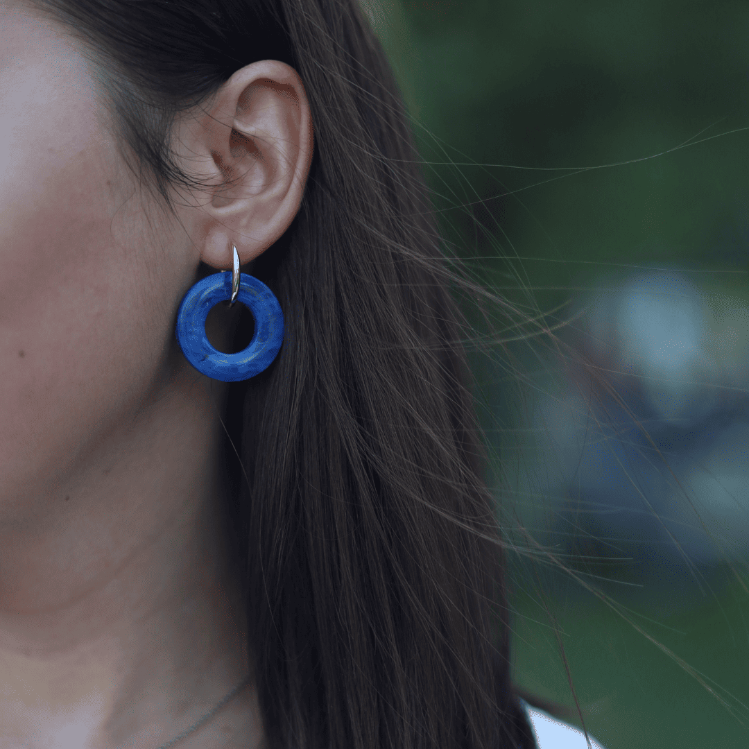 Boucles d’oreilles créoles en plastique recyclé – bleu