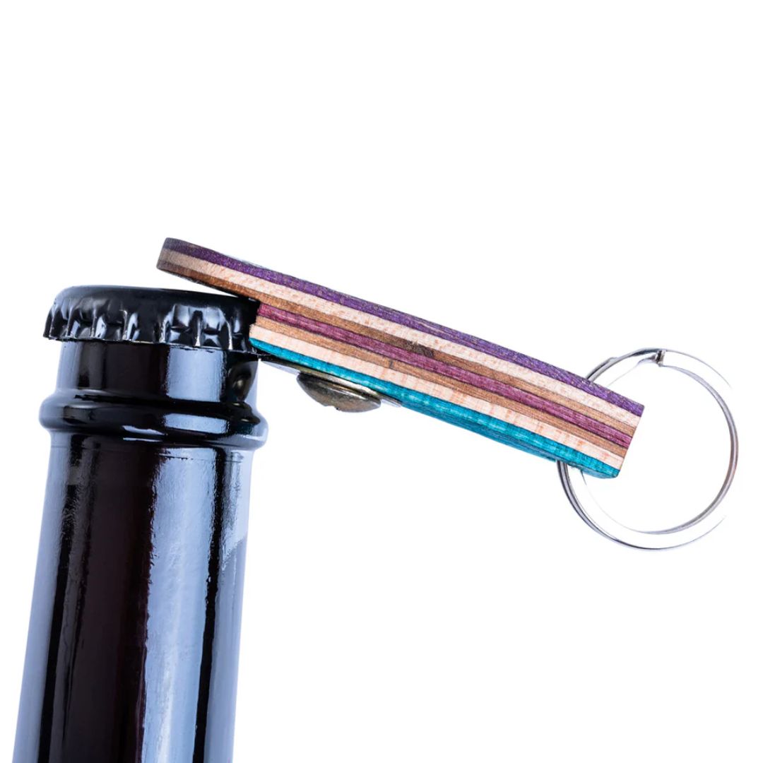 Flaschenöffner-Schlüsselanhänger aus recyceltem Skateboard