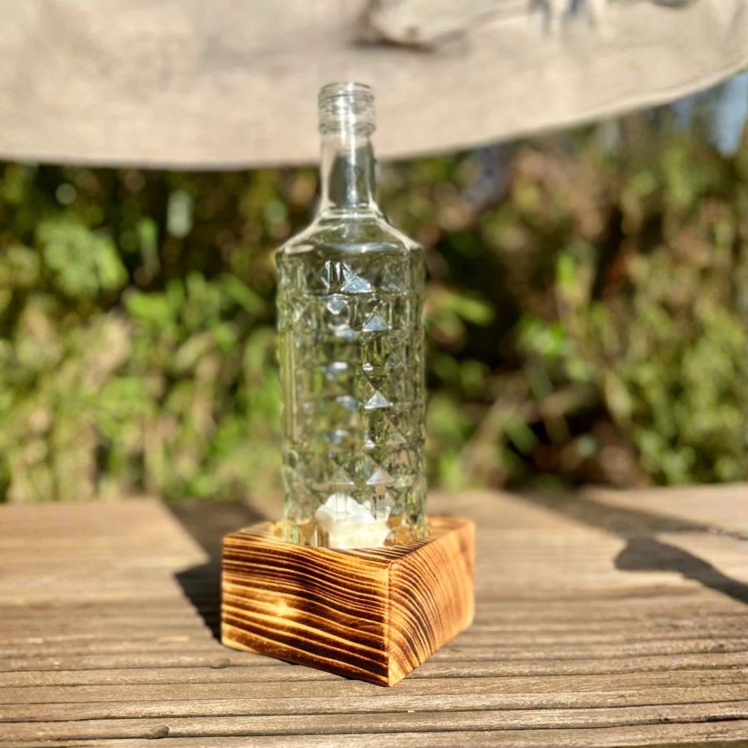 Bougeoir en bouteille recyclée avec socle en bois – 1 flamme