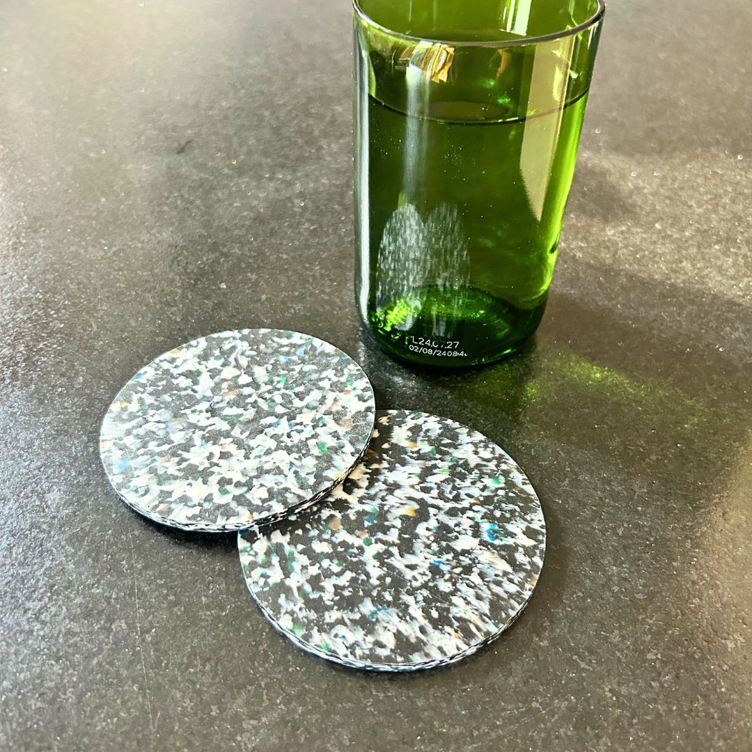 Untersetzer aus recyceltem Kunststoff – 2er-Set – Schwarz & Weiß