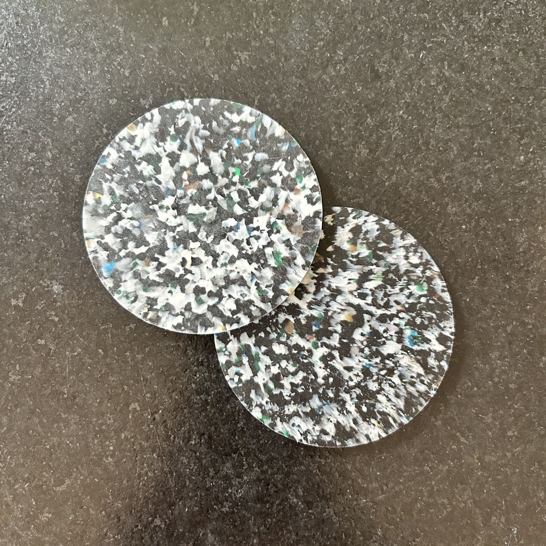 Untersetzer aus recyceltem Kunststoff – 2er-Set – Schwarz & Weiß