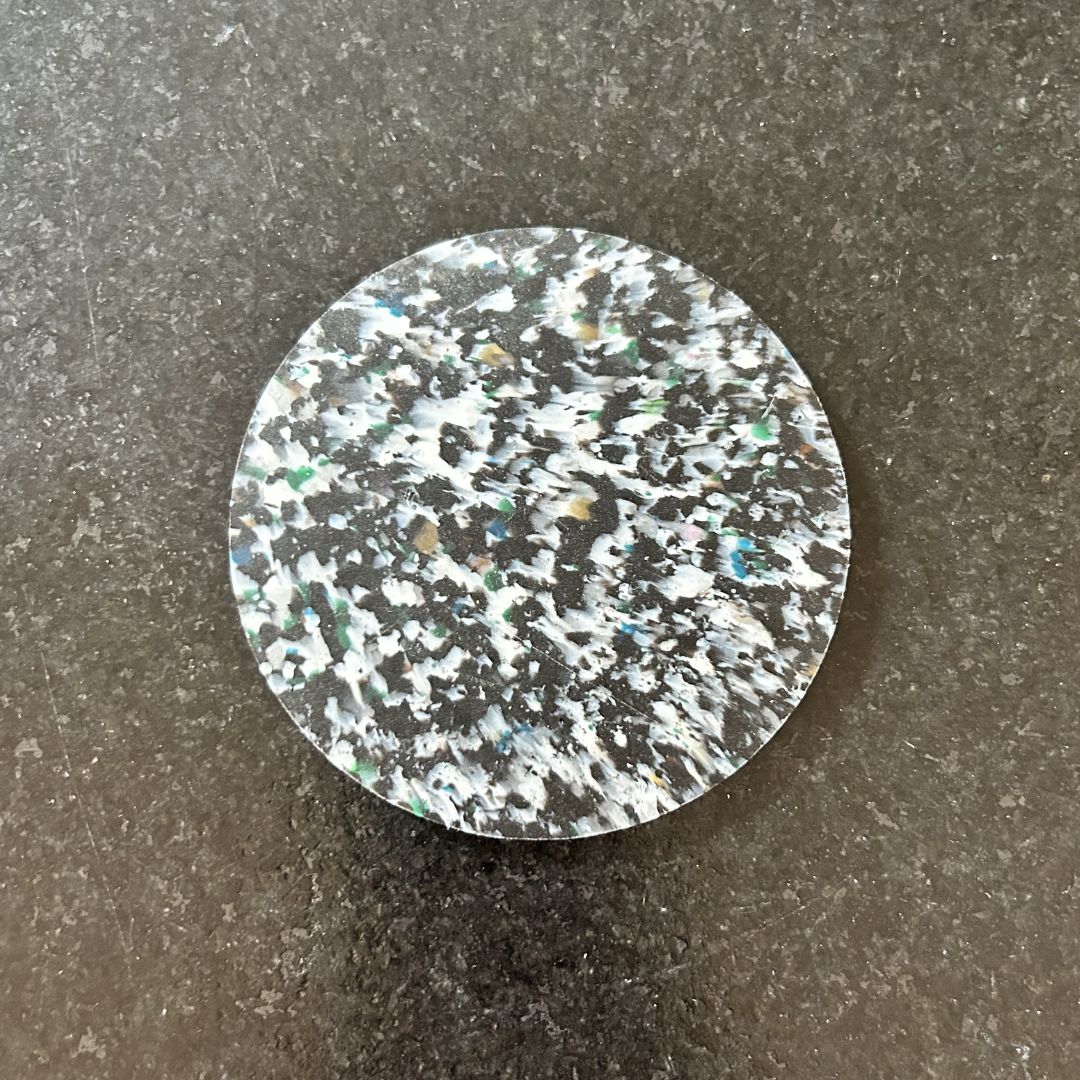 Untersetzer aus recyceltem Kunststoff – 2er-Set – Schwarz & Weiß