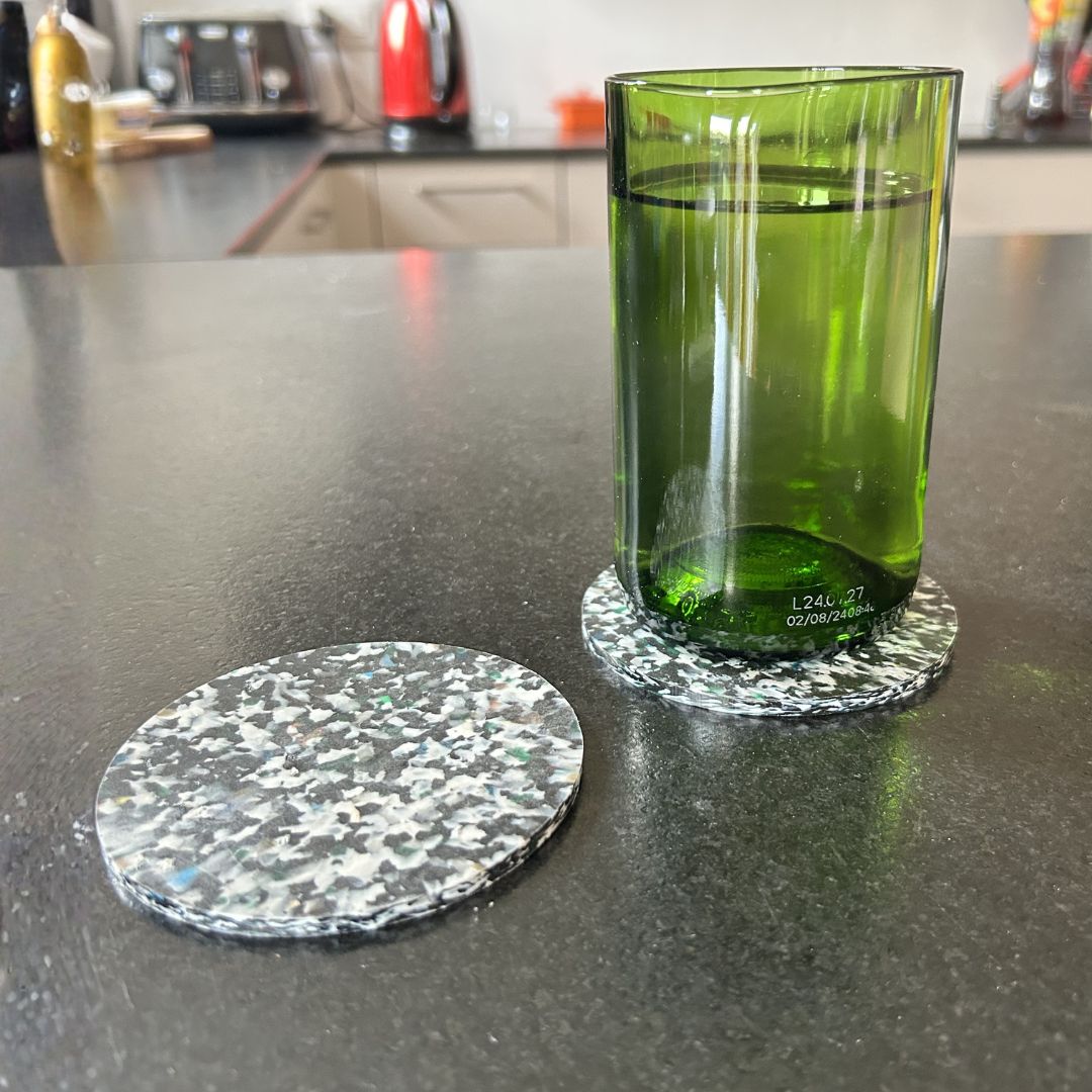 Untersetzer aus recyceltem Kunststoff – 2er-Set – Schwarz & Weiß