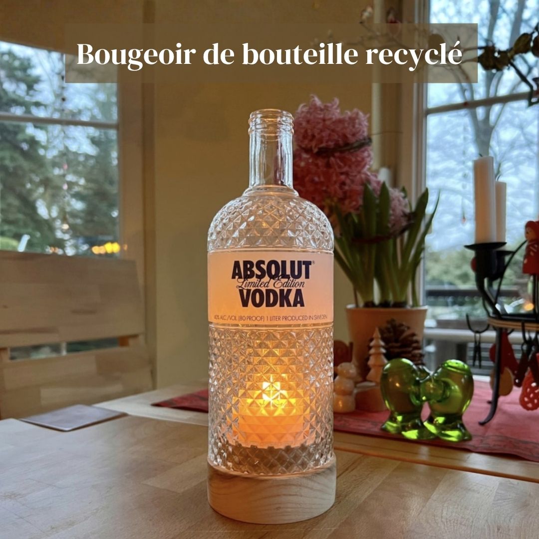 Windlicht aus recycelter Flasche mit Holzfuß