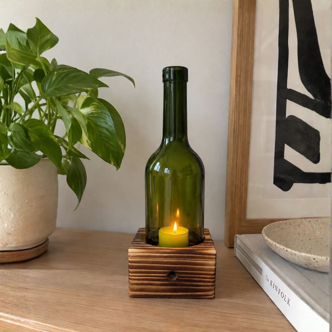 Photophore - Bouteille de vin surcyclée sur socle en bois
