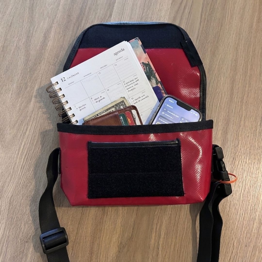 Rote Tasche aus recycelter LKW-Plane – 3-in-1 Tasche