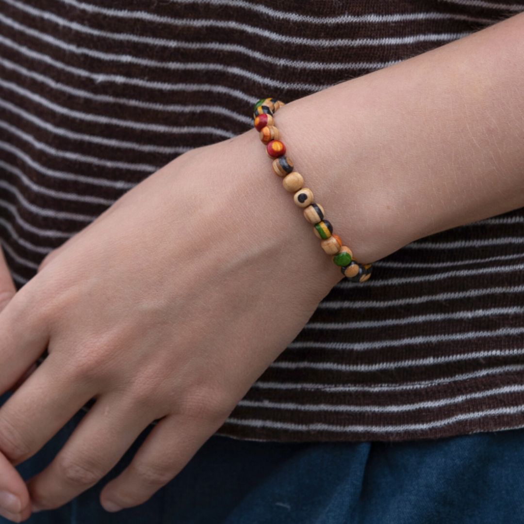 Grünes Armband aus recyceltem Skateboard – elastisches Holzperlen-Armband