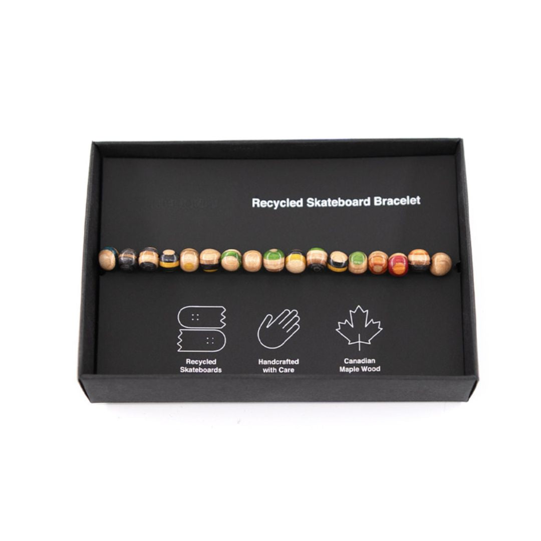 Grünes Armband aus recyceltem Skateboard – elastisches Holzperlen-Armband
