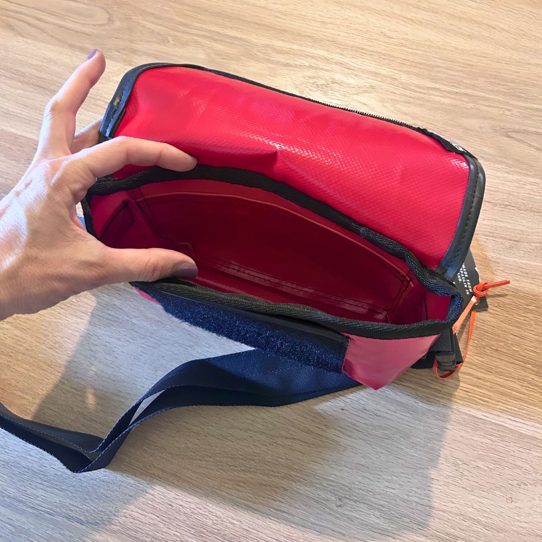 Rote Tasche aus recycelter LKW-Plane – 3-in-1 Tasche