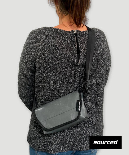 Sac blanc et orange en bâche de camion recyclée – sac convertible 3-en-1