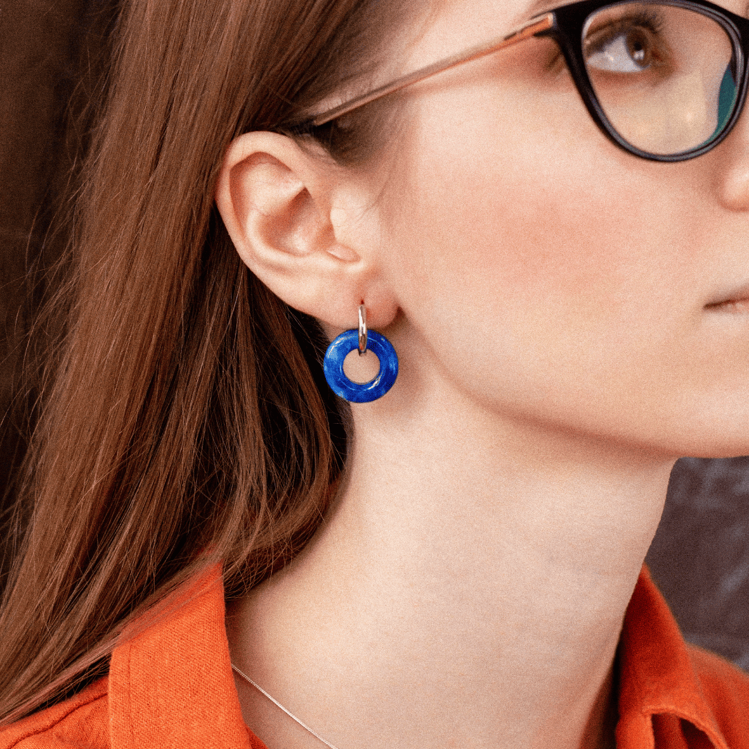 Boucles d’oreilles créoles en plastique recyclé – bleu