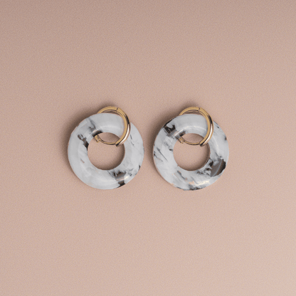 Boucles d’oreilles créoles en plastique recyclé – gris