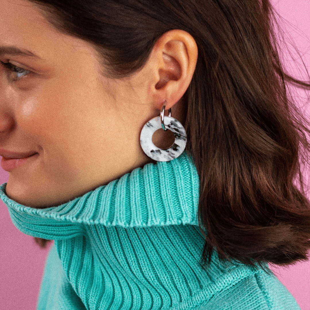 Boucles d’oreilles créoles en plastique recyclé – gris