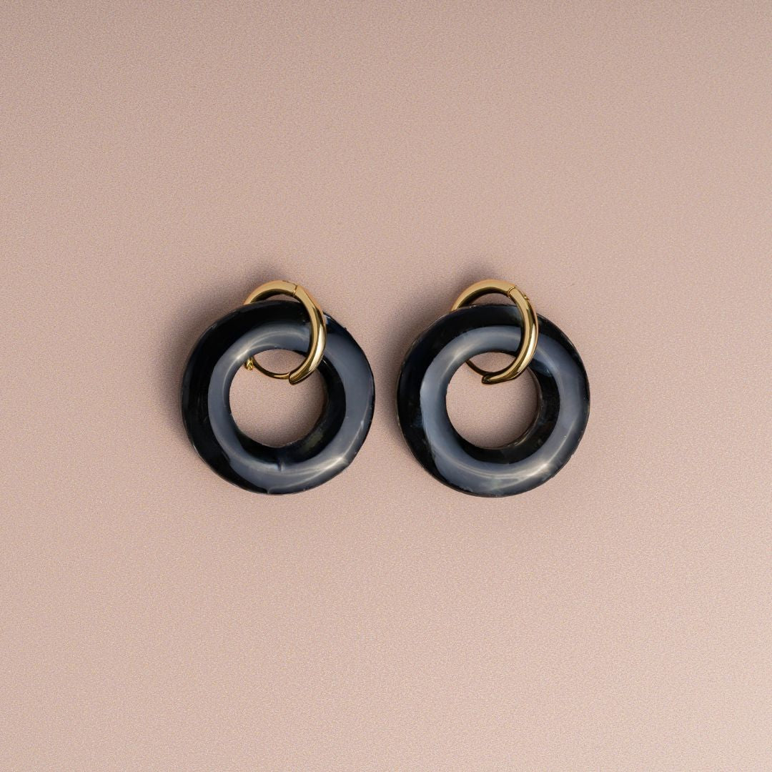 Boucles d’oreilles créoles en plastique recyclé – noir