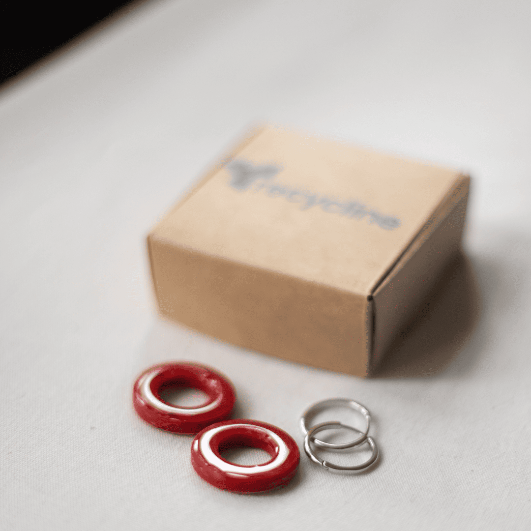 Boucles d’oreilles créoles en plastique recyclé – rouge