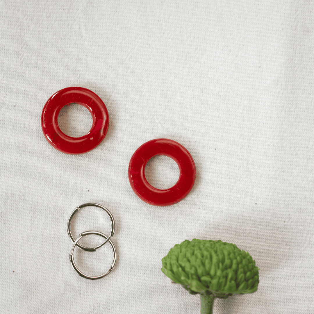 Boucles d’oreilles créoles en plastique recyclé – rouge