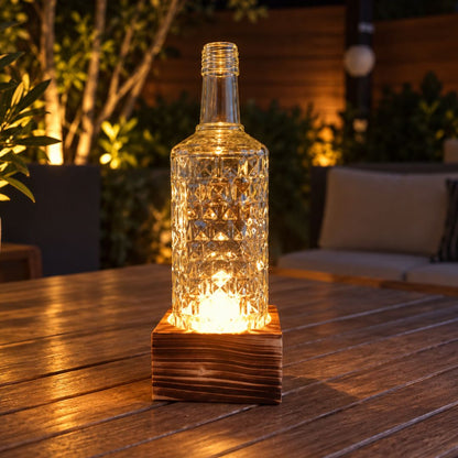 Kerzenhalter aus recycelter Flasche mit Holzsockel – 1-flammig