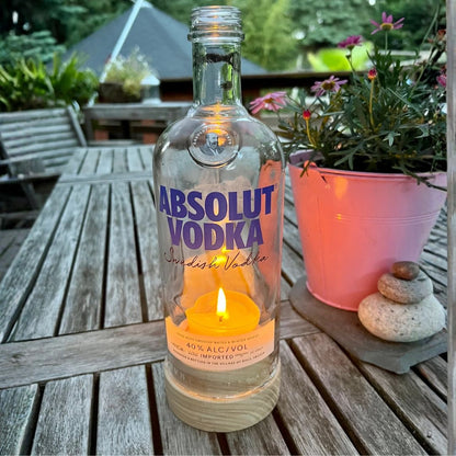 Photophore en bouteille recyclée avec socle en bois