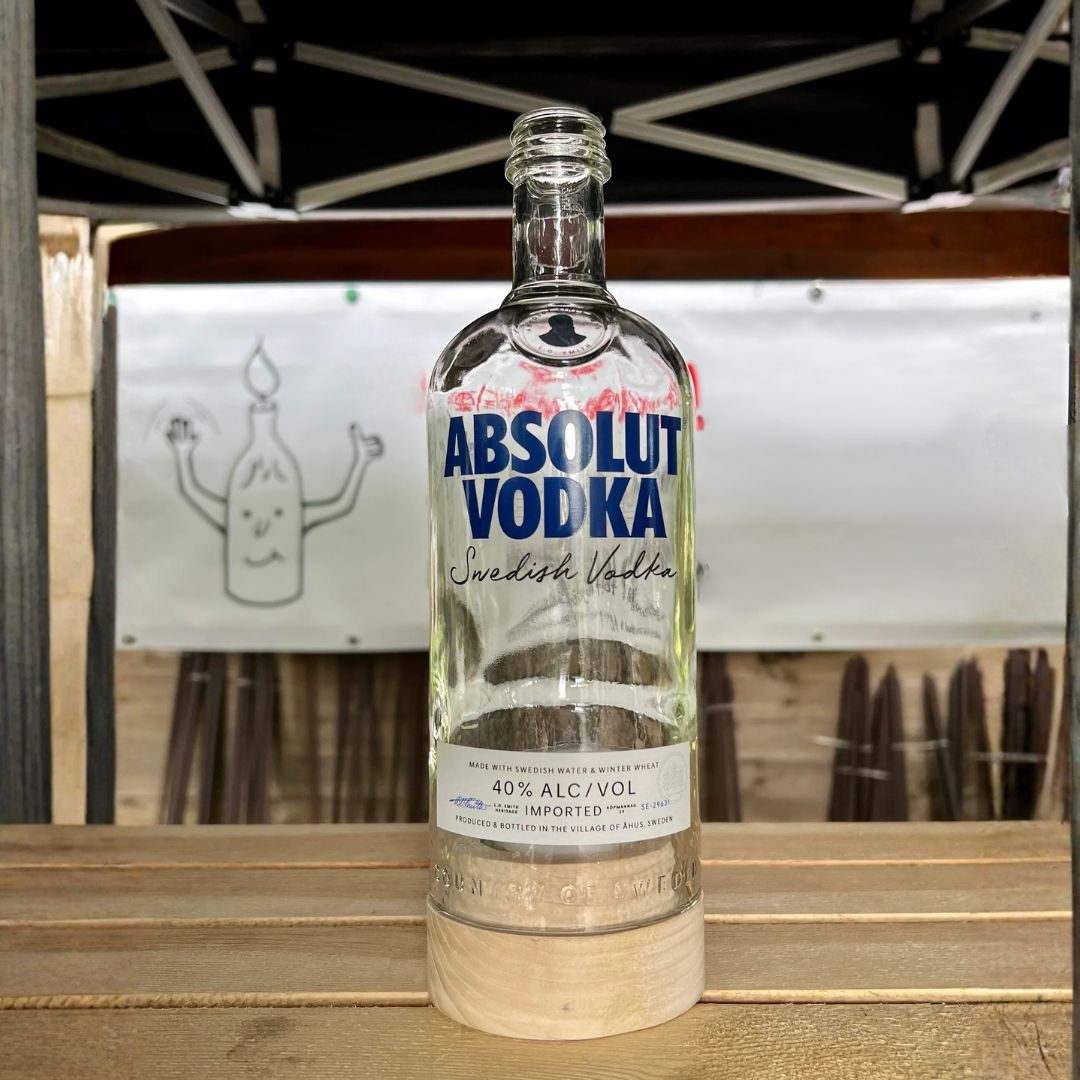 Photophore en bouteille recyclée avec socle en bois