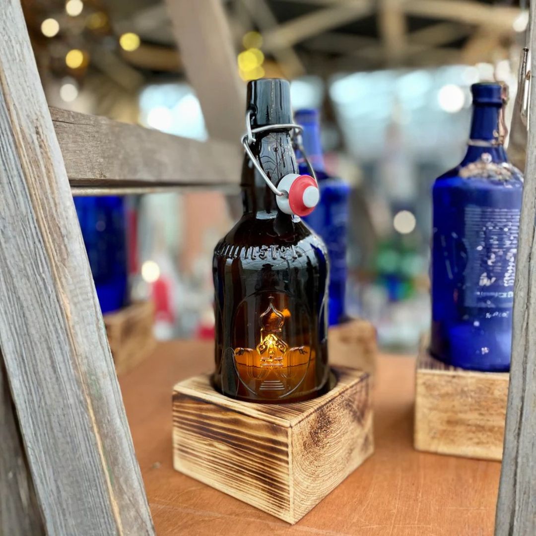 Bougeoir en bouteille fermeture mécanique recyclée avec socle en bois