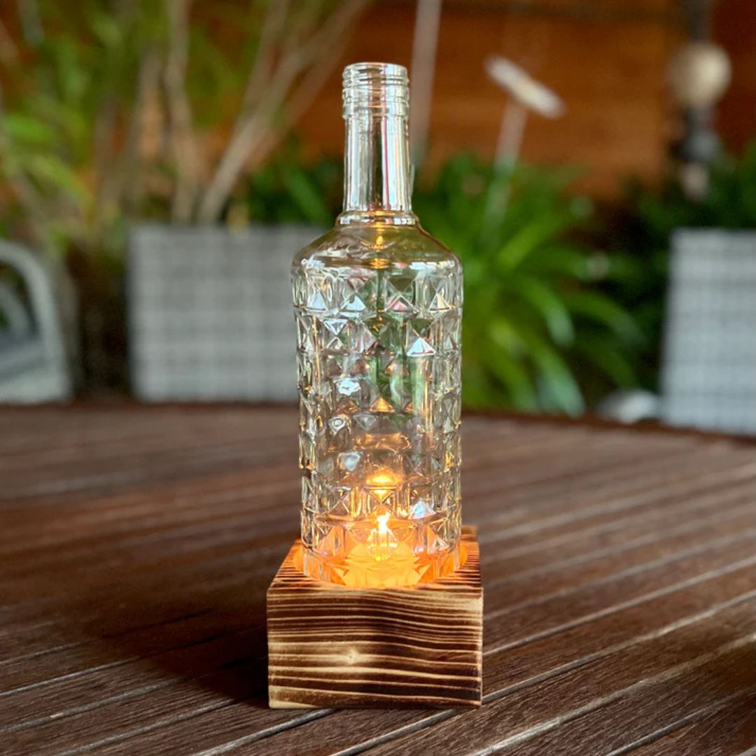 Bougeoir en bouteille recyclée avec socle en bois – 1 flamme