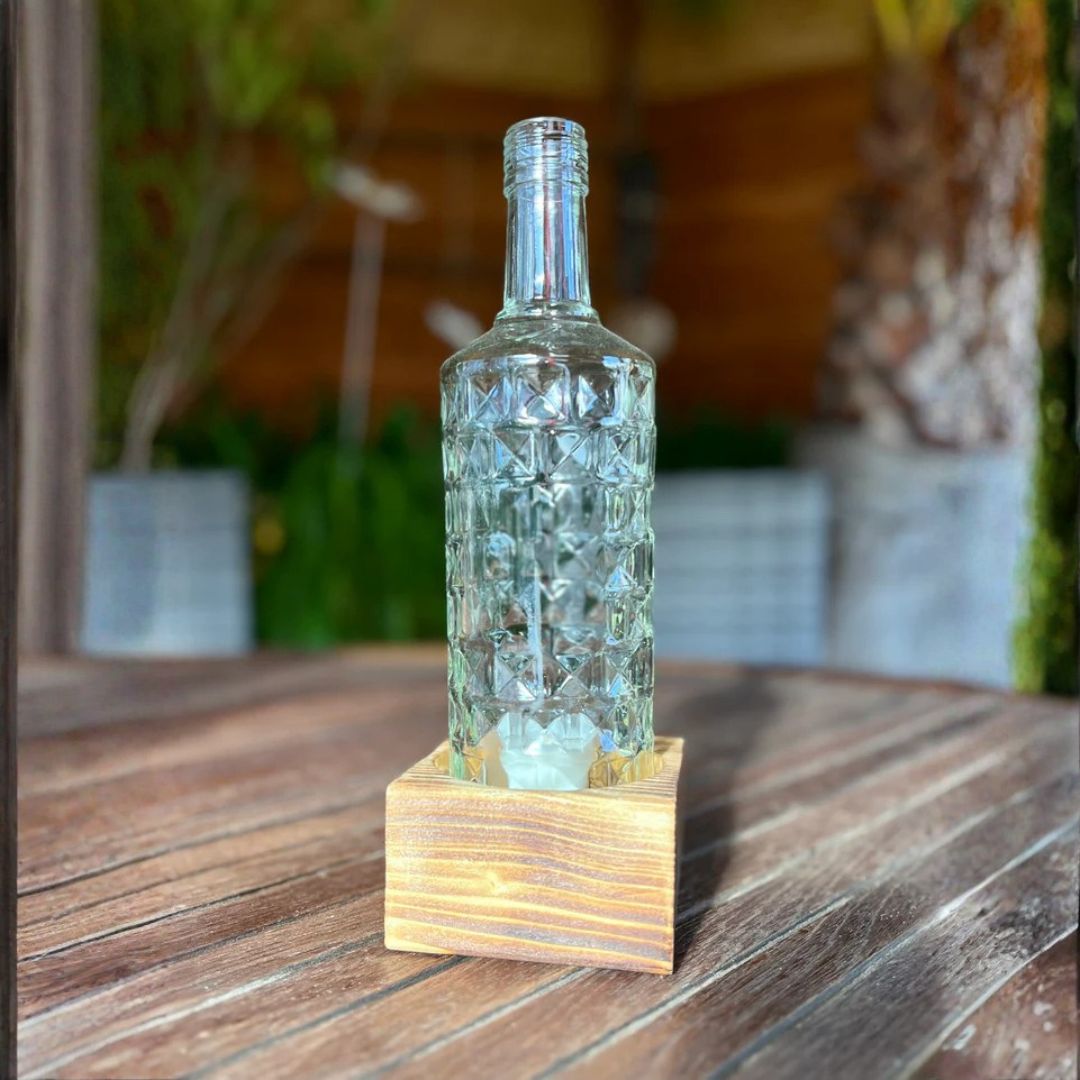 Bougeoir en bouteille recyclée avec socle en bois – 1 flamme