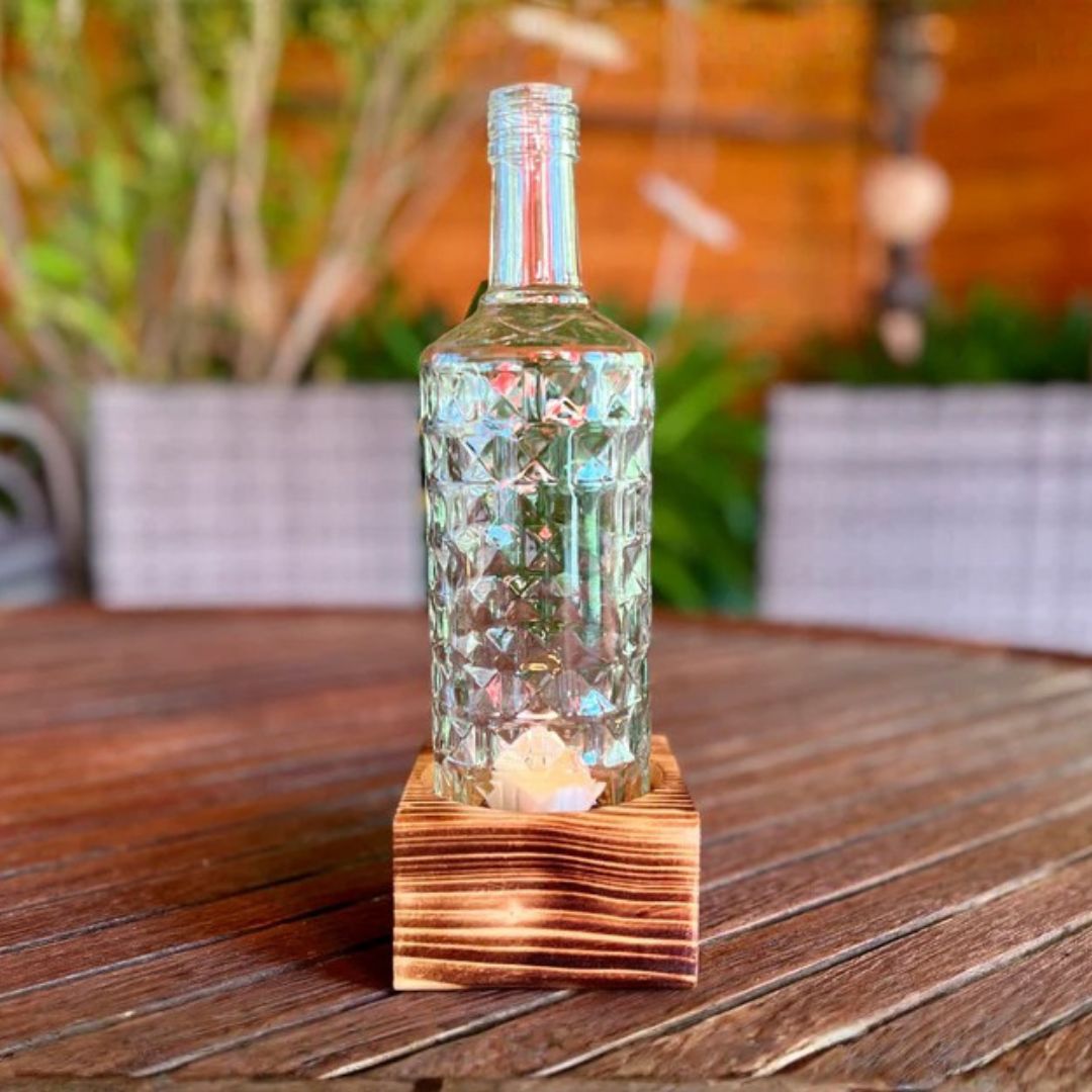 Bougeoir en bouteille recyclée avec socle en bois – 1 flamme