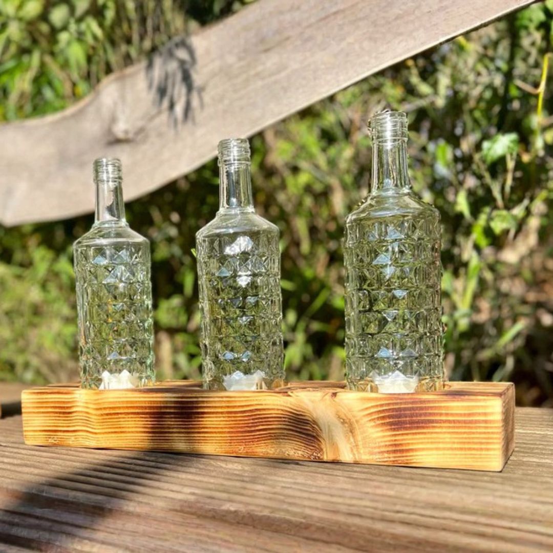 Bougeoir triple en bouteilles recyclées avec socle en bois