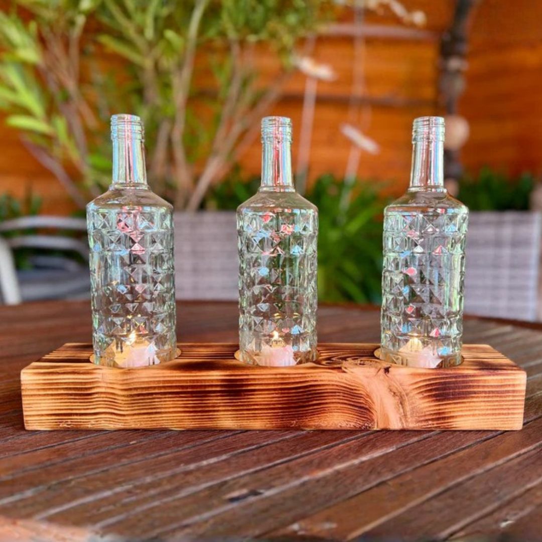 Bougeoir triple en bouteilles recyclées avec socle en bois