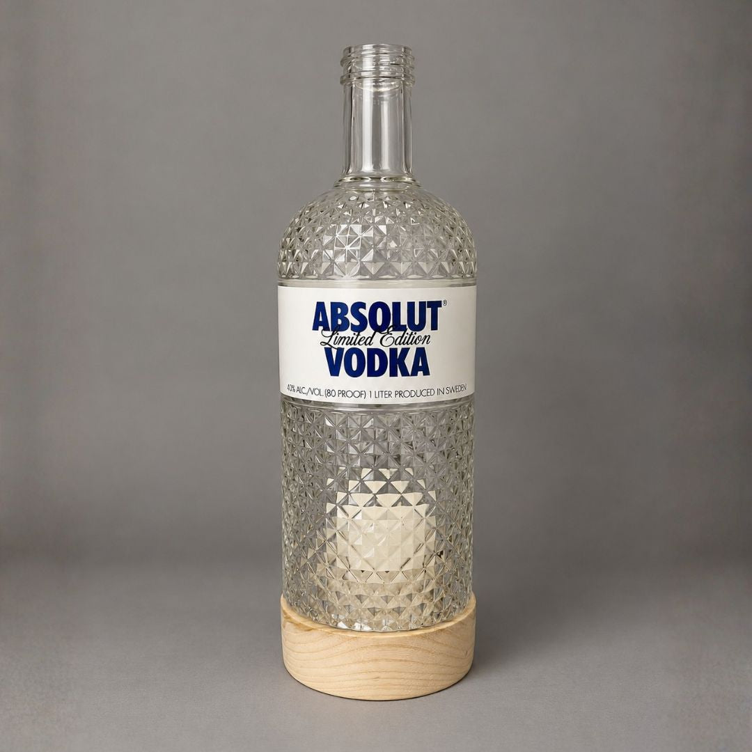 Windlicht aus recycelter Flasche mit Holzfuß