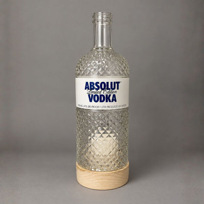 Windlicht aus recycelter Flasche mit Holzfuß