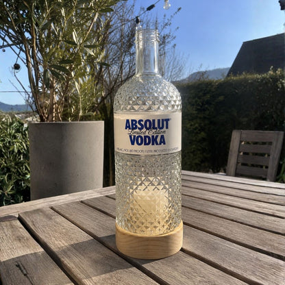 Windlicht aus recycelter Flasche mit Holzfuß