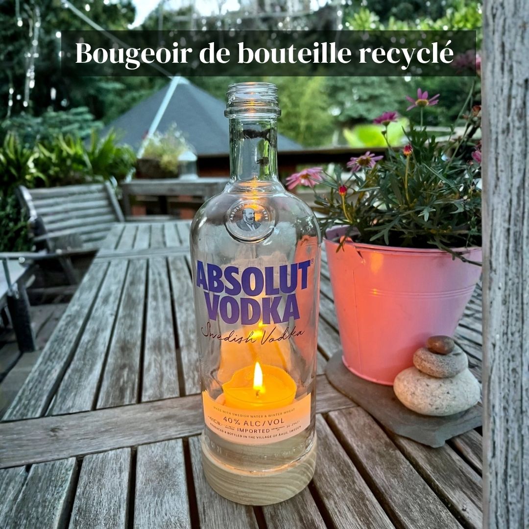 Windlicht aus recycelter Flasche mit Holzfuß