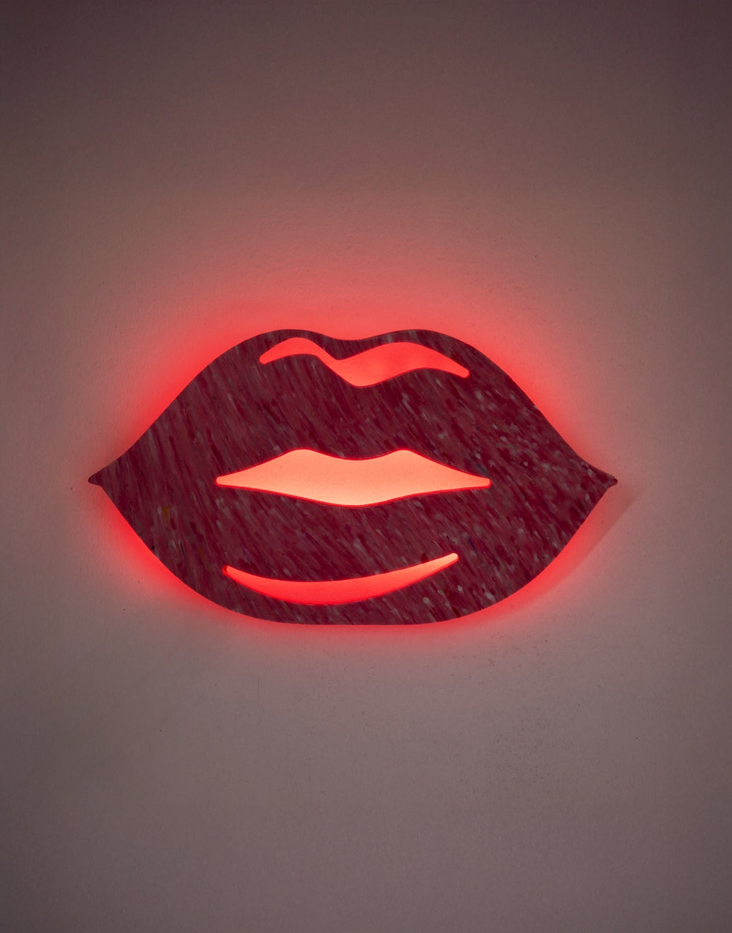 Lippen-Wandlampe aus recyceltem Kunststoff
