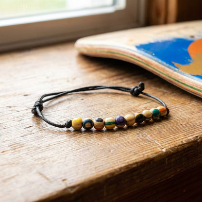 Bracelet minimal en skateboard recyclé – bracelet en perles de bois