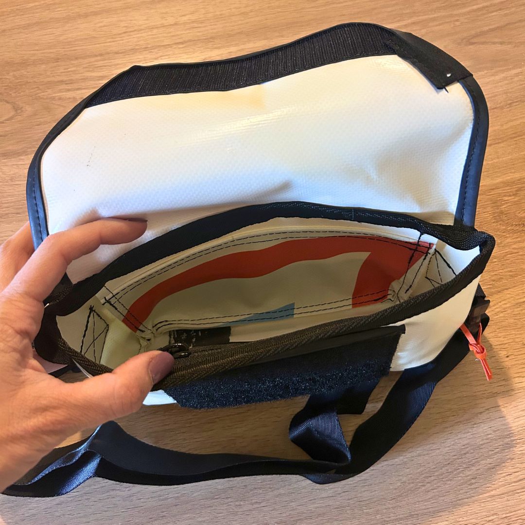 Weiße Tasche mit orangefarbener Linie aus recycelter LKW-Plane – 3-in-1 Tasche