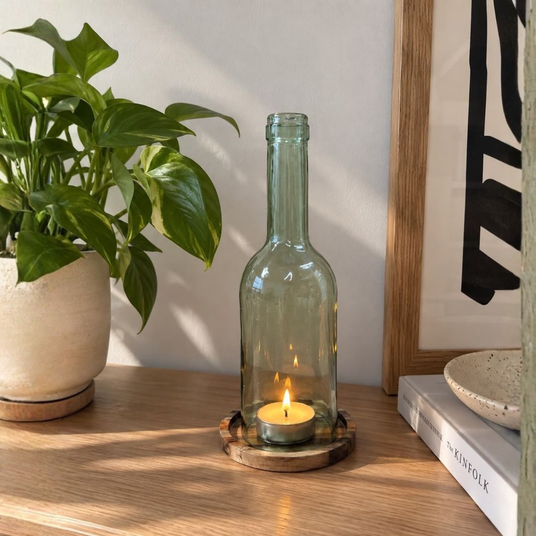 Windlicht – Upcycling-Weinflasche auf Holzsockel
