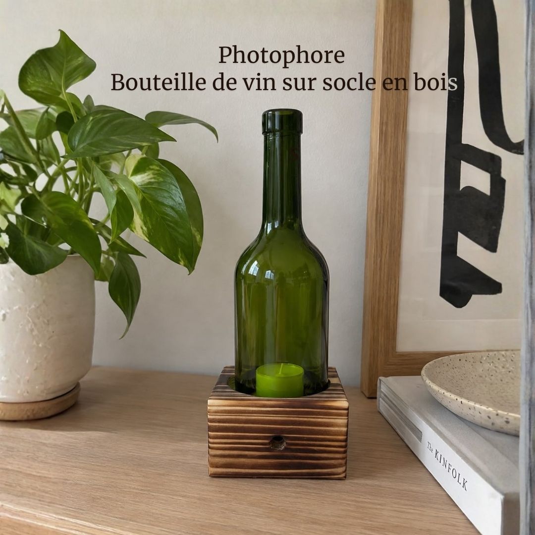 Photophore - Bouteille de vin surcyclée sur socle en bois