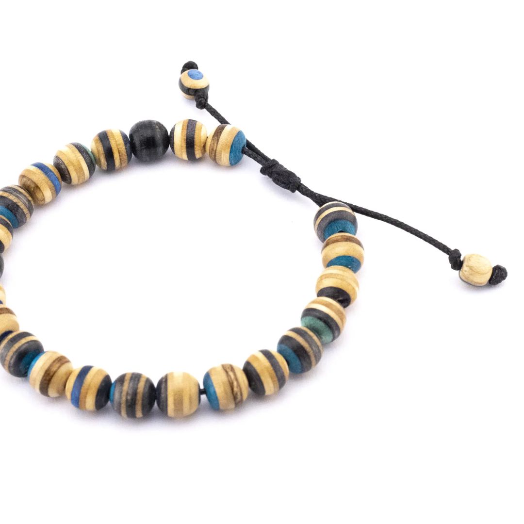 Mini bracelet bleu en skateboard recyclé – bracelet en perles de bois