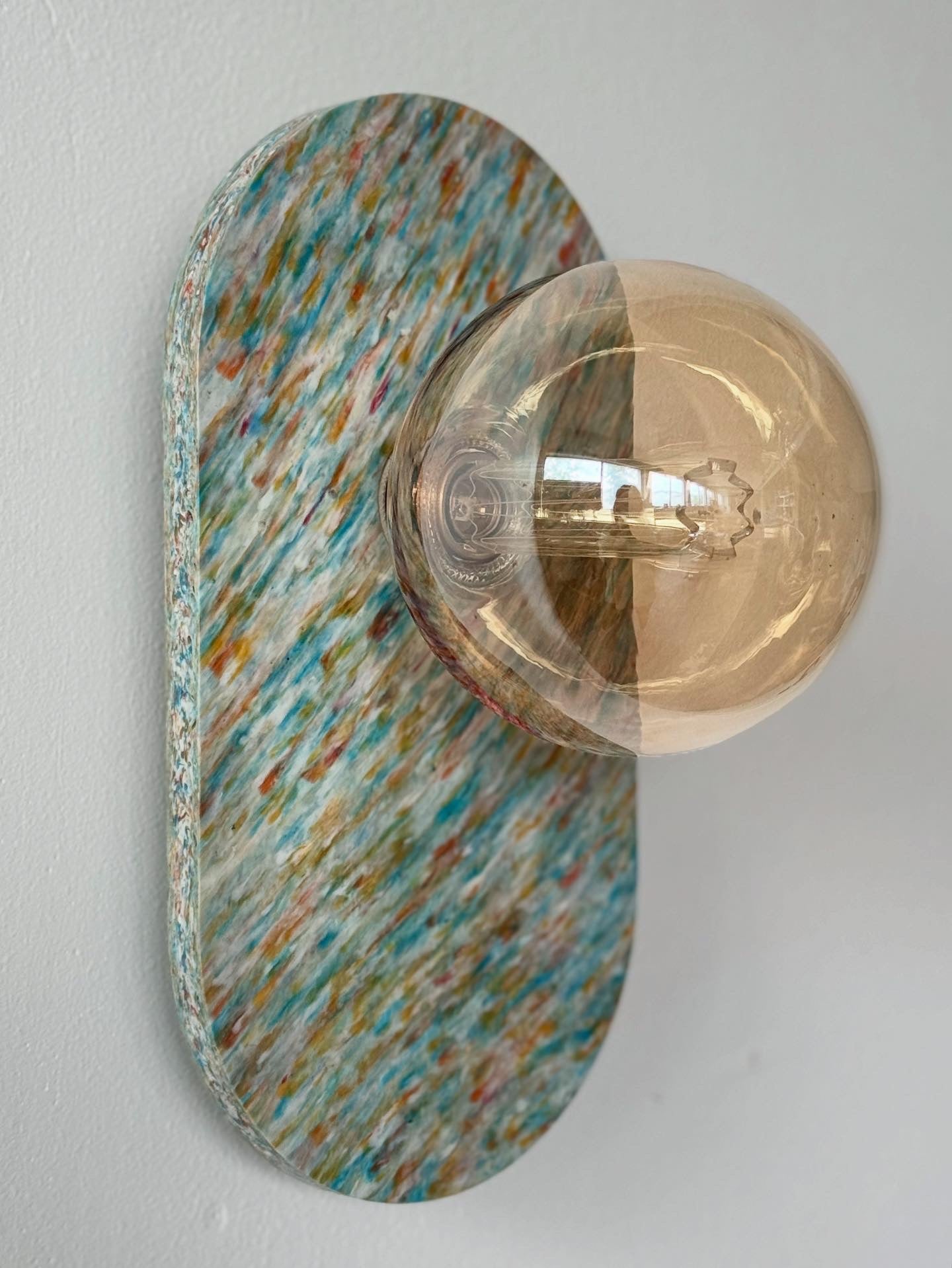 Lippen-Wandlampe aus recyceltem Kunststoff
