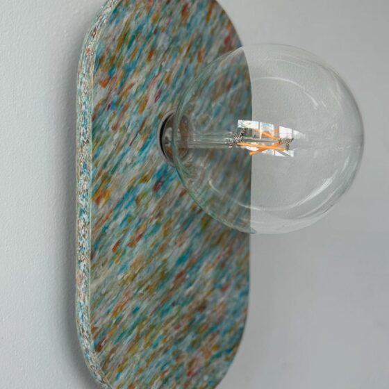 Lippen-Wandlampe aus recyceltem Kunststoff