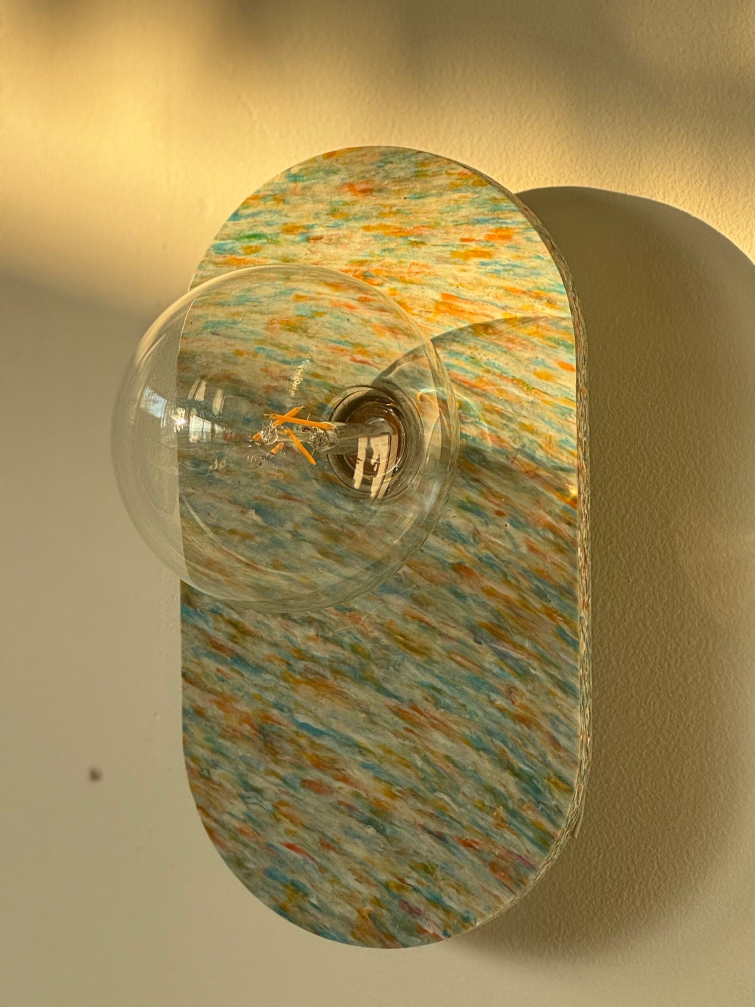 Lippen-Wandlampe aus recyceltem Kunststoff