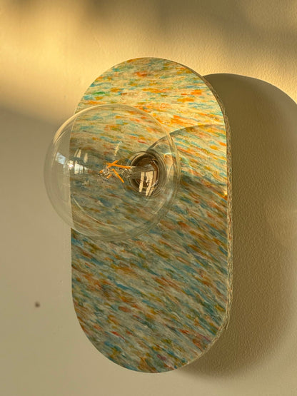 Lippen-Wandlampe aus recyceltem Kunststoff