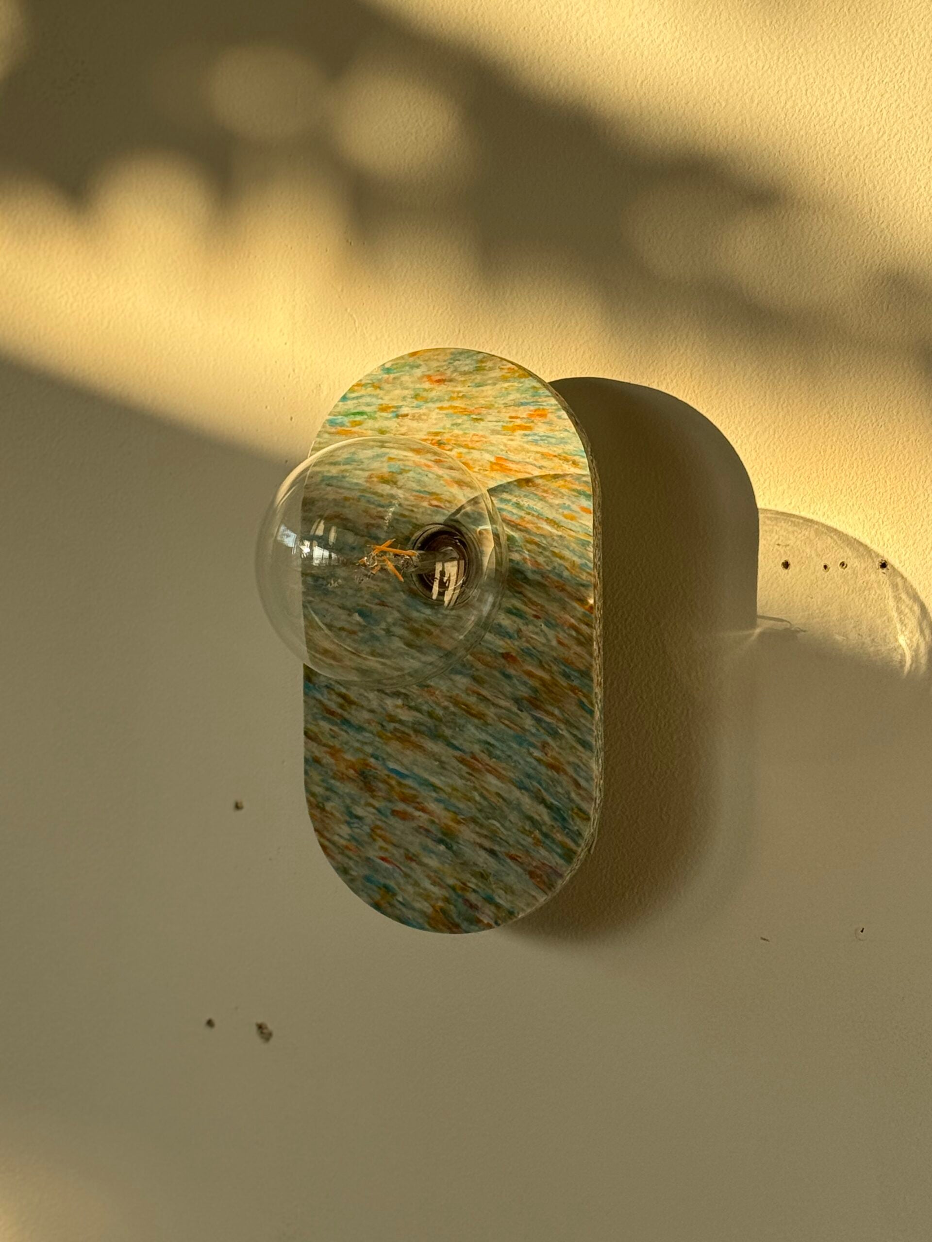 Lippen-Wandlampe aus recyceltem Kunststoff