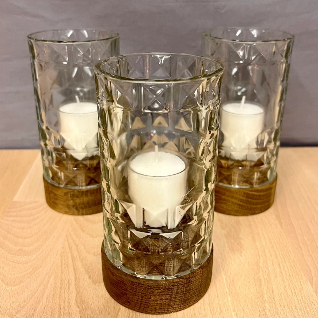 Bougeoir en bouteille recyclée avec socle en bois