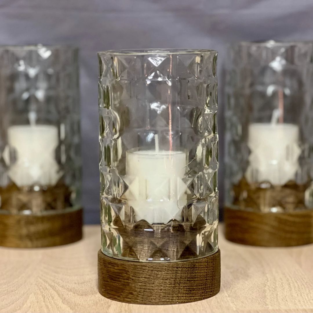 Windlicht aus recycelter Flasche mit Holzfuß