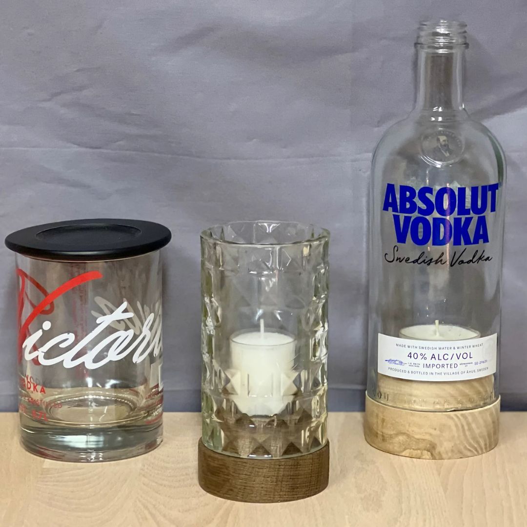 Windlicht aus recycelter Flasche mit Holzfuß