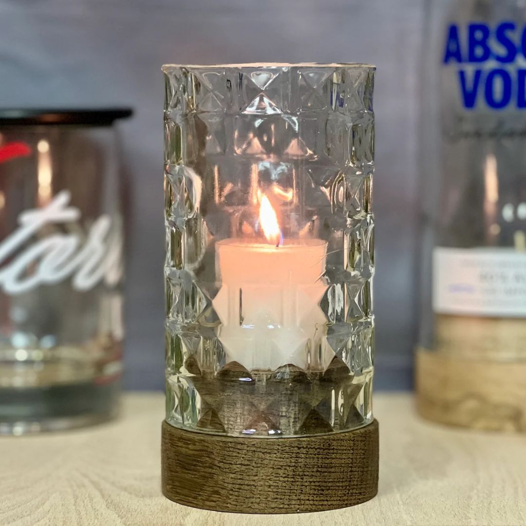 Bougeoir en bouteille recyclée avec socle en bois